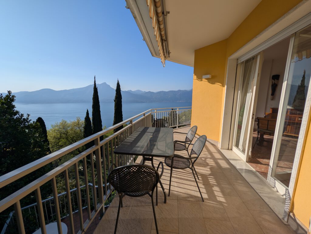 Balkon mit Nachmittags- / Abendsonne und spektakulärer Aussicht.